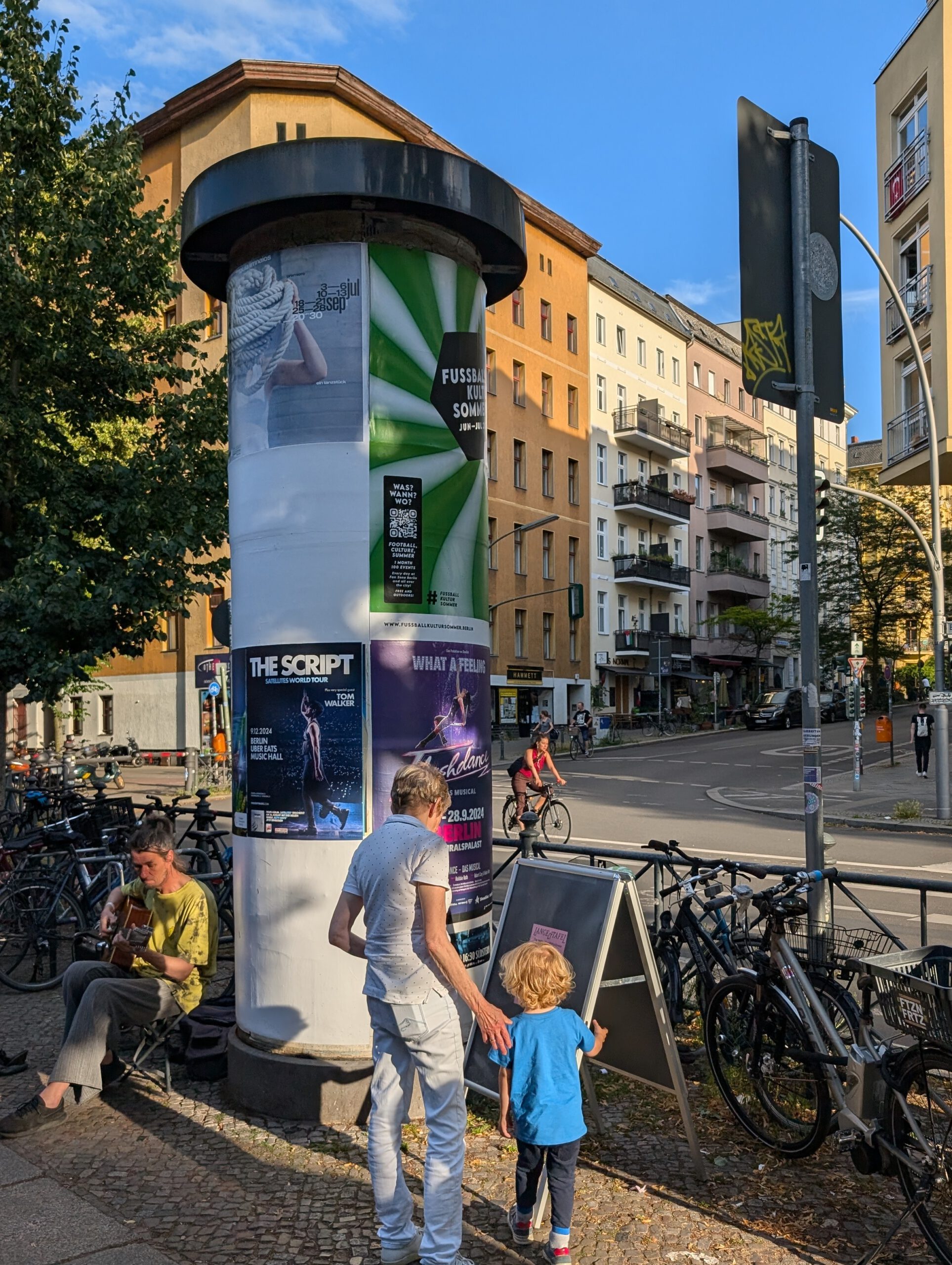 Litfaßsäule in Kreuzberg Marheinekeplatz